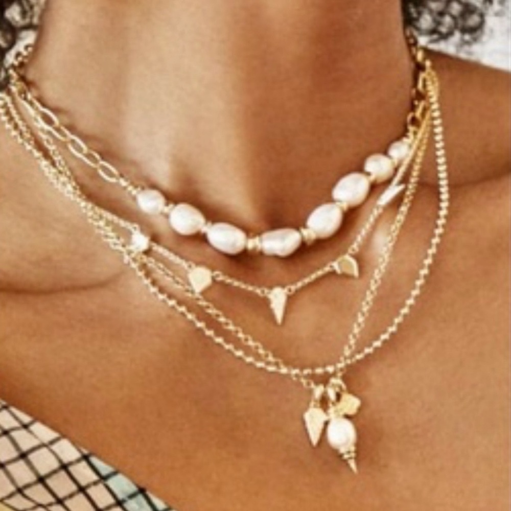 KENDRA SCOTT • Gold Demi Charm White Baroque Pearl Necklace - Picture 2 of 4